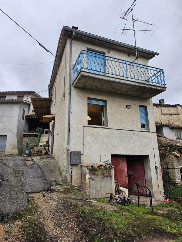 casa indipendente in vendita a San Severino Marche