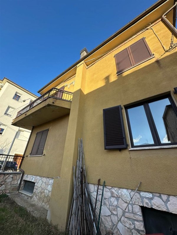 casa indipendente in vendita a San Severino Marche