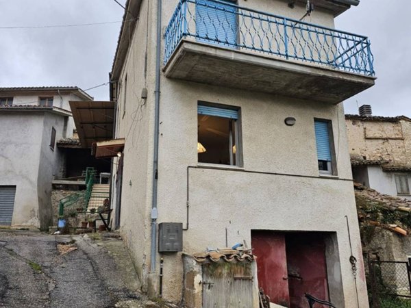 casa indipendente in vendita a San Severino Marche in zona Stigliano