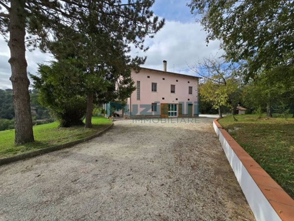 casa indipendente in vendita a San Severino Marche