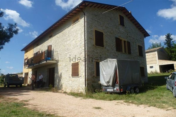casa indipendente in vendita a San Severino Marche