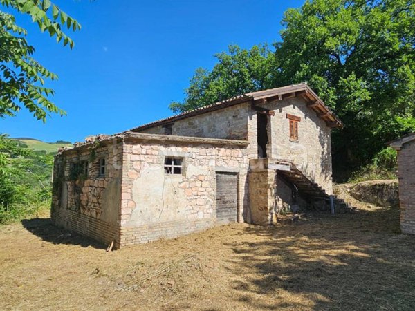 casa indipendente in vendita a San Severino Marche in zona Pitino