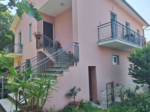 casa indipendente in vendita a San Severino Marche in zona Pitino