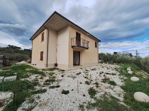 casa indipendente in vendita a San Severino Marche