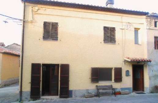 locale di sgombero in vendita a San Severino Marche