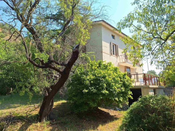 casa indipendente in vendita a San Severino Marche