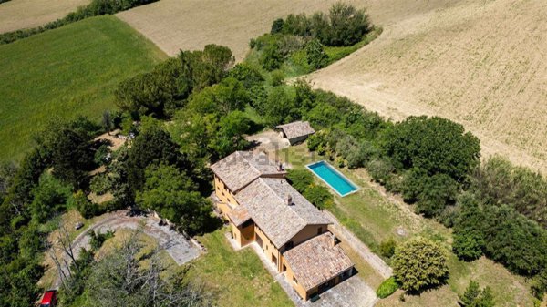 casa indipendente in vendita a San Severino Marche