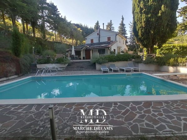 casa indipendente in vendita a San Severino Marche