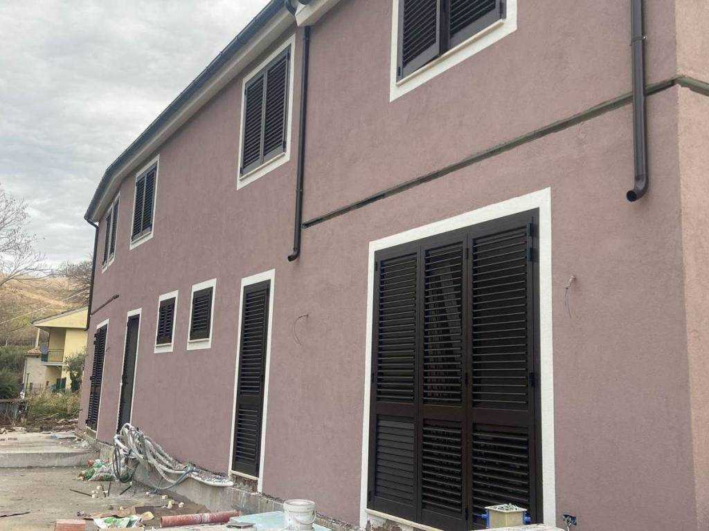 casa indipendente in vendita a San Severino Marche in zona Parolito