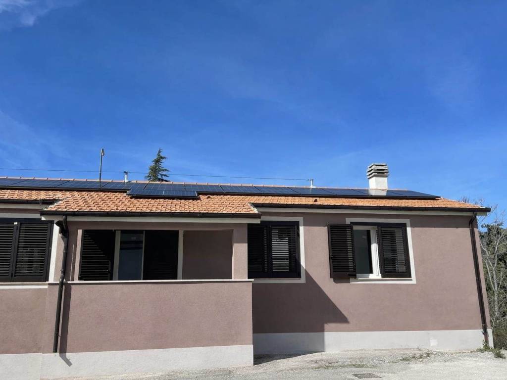 casa indipendente in vendita a San Severino Marche in zona Parolito