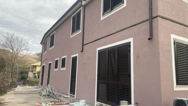 casa indipendente in vendita a San Severino Marche in zona Parolito