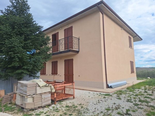casa indipendente in vendita a San Severino Marche