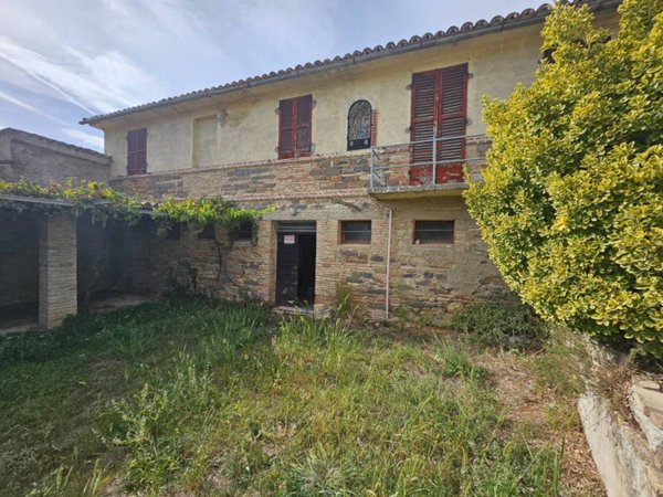 casa indipendente in vendita a San Severino Marche in zona Gaglianvecchio