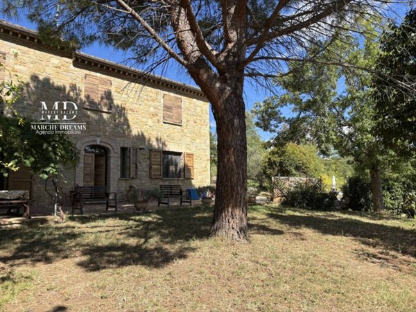 casa indipendente in vendita a San Severino Marche