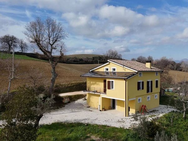 casa indipendente in vendita a San Severino Marche