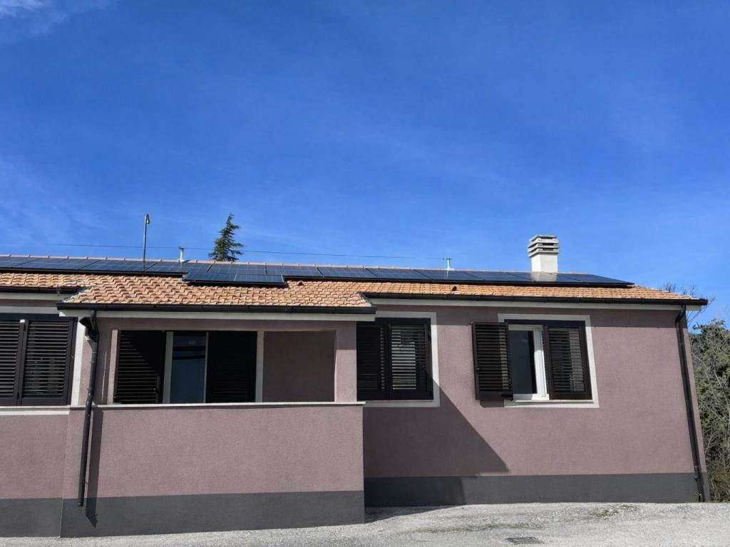 casa indipendente in vendita a San Severino Marche in zona Parolito