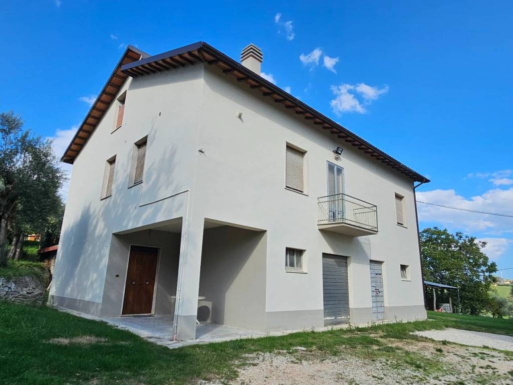 casa indipendente in vendita a San Severino Marche