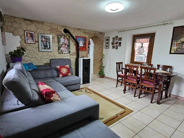 casa indipendente in vendita a San Severino Marche in zona Cesolo