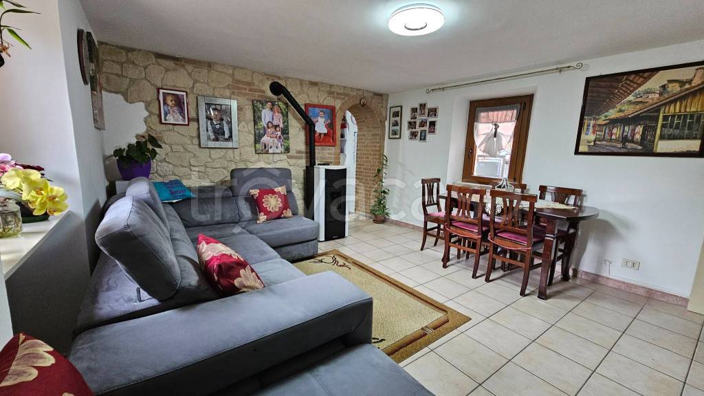 casa indipendente in vendita a San Severino Marche in zona Cesolo