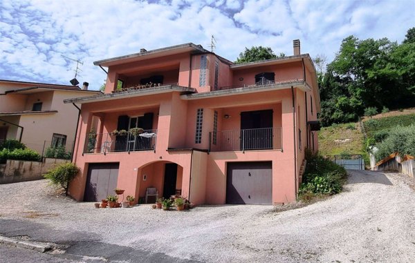 casa indipendente in vendita a San Severino Marche