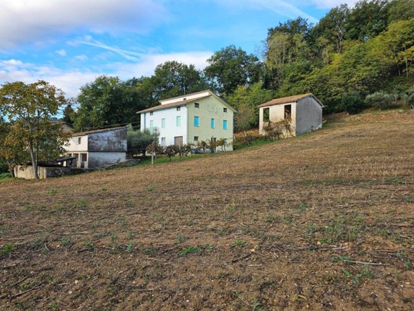 casa indipendente in vendita a San Severino Marche in zona Serralta