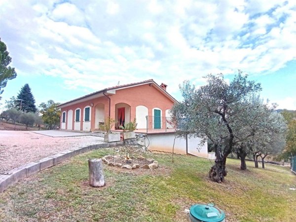 casa indipendente in vendita a San Severino Marche
