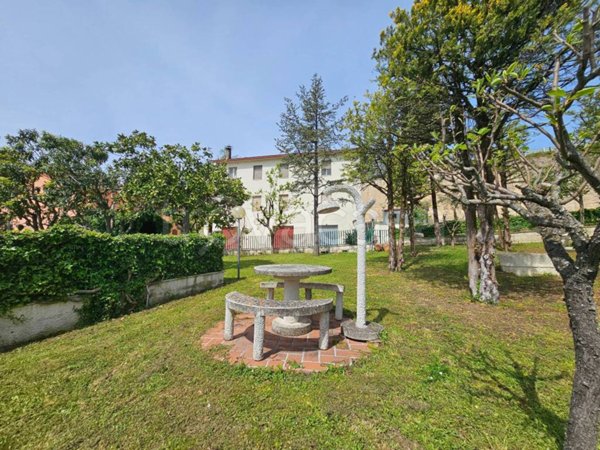 casa indipendente in vendita a San Severino Marche