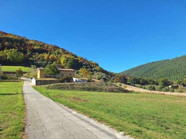 casa indipendente in vendita a San Severino Marche