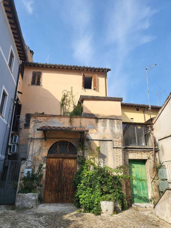 casa indipendente in vendita a San Severino Marche