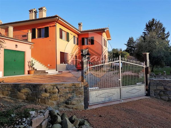 casa indipendente in vendita a San Severino Marche in zona Serralta