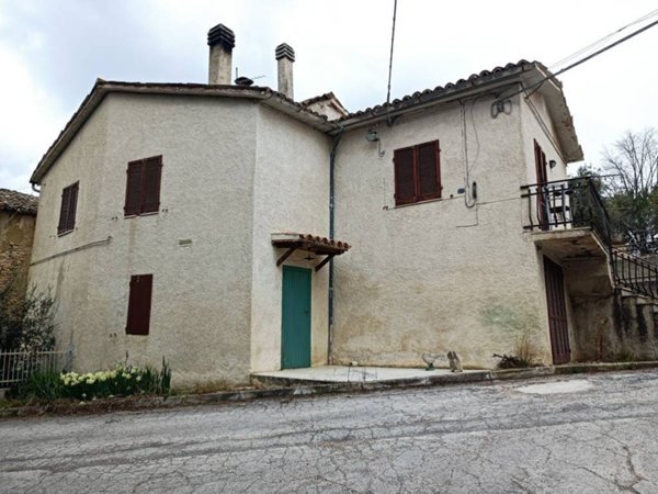 casa indipendente in vendita a San Severino Marche
