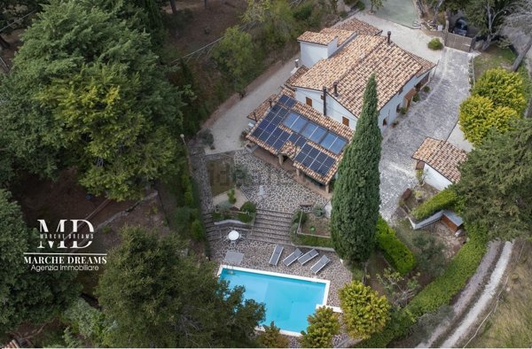 casa indipendente in vendita a San Severino Marche