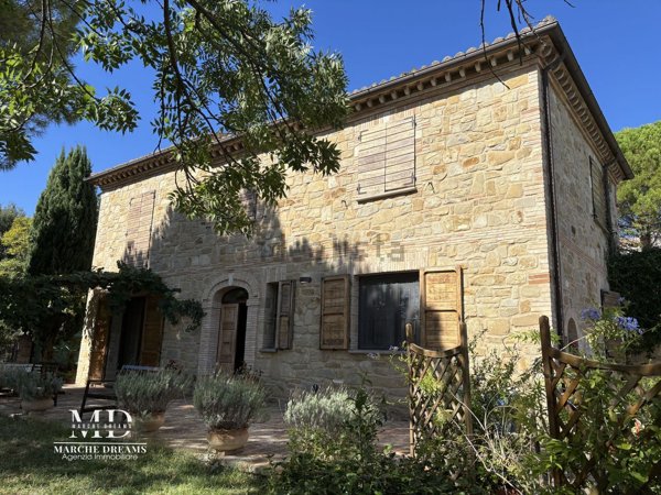 casa indipendente in vendita a San Severino Marche