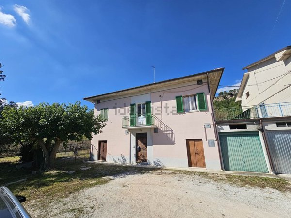 casa indipendente in vendita a San Severino Marche