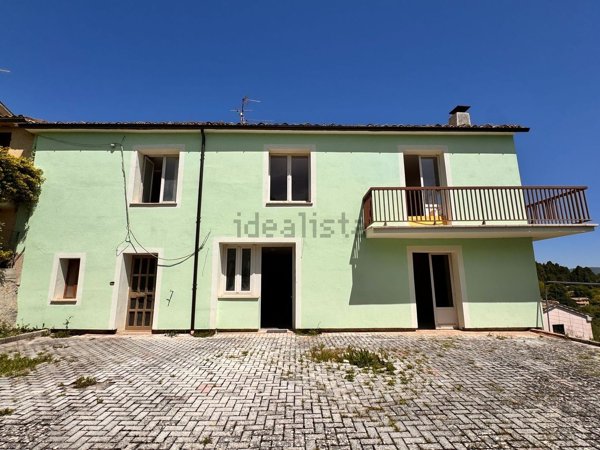 casa indipendente in vendita a San Severino Marche