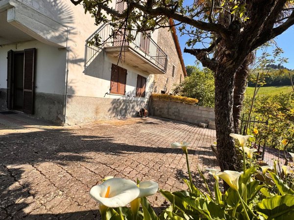 casa indipendente in vendita a San Severino Marche