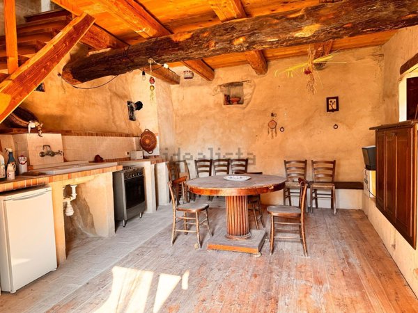 casa indipendente in vendita a San Severino Marche in zona Ugliano