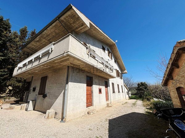 casa indipendente in vendita a San Severino Marche