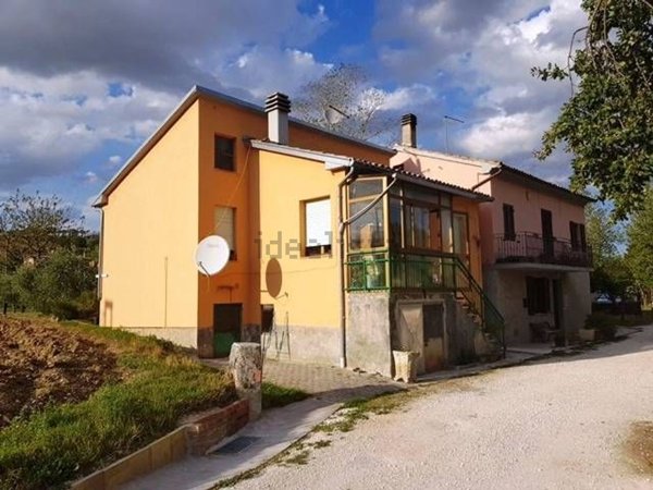 casa indipendente in vendita a San Severino Marche in zona Taccoli