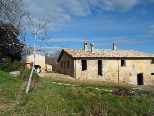 casa indipendente in vendita a San Severino Marche