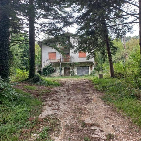 casa indipendente in vendita a San Severino Marche in zona Marciano