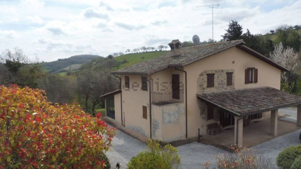 casa indipendente in vendita a San Severino Marche