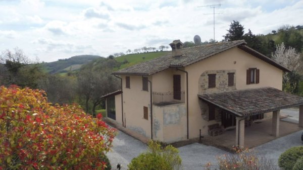 casa indipendente in vendita a San Severino Marche