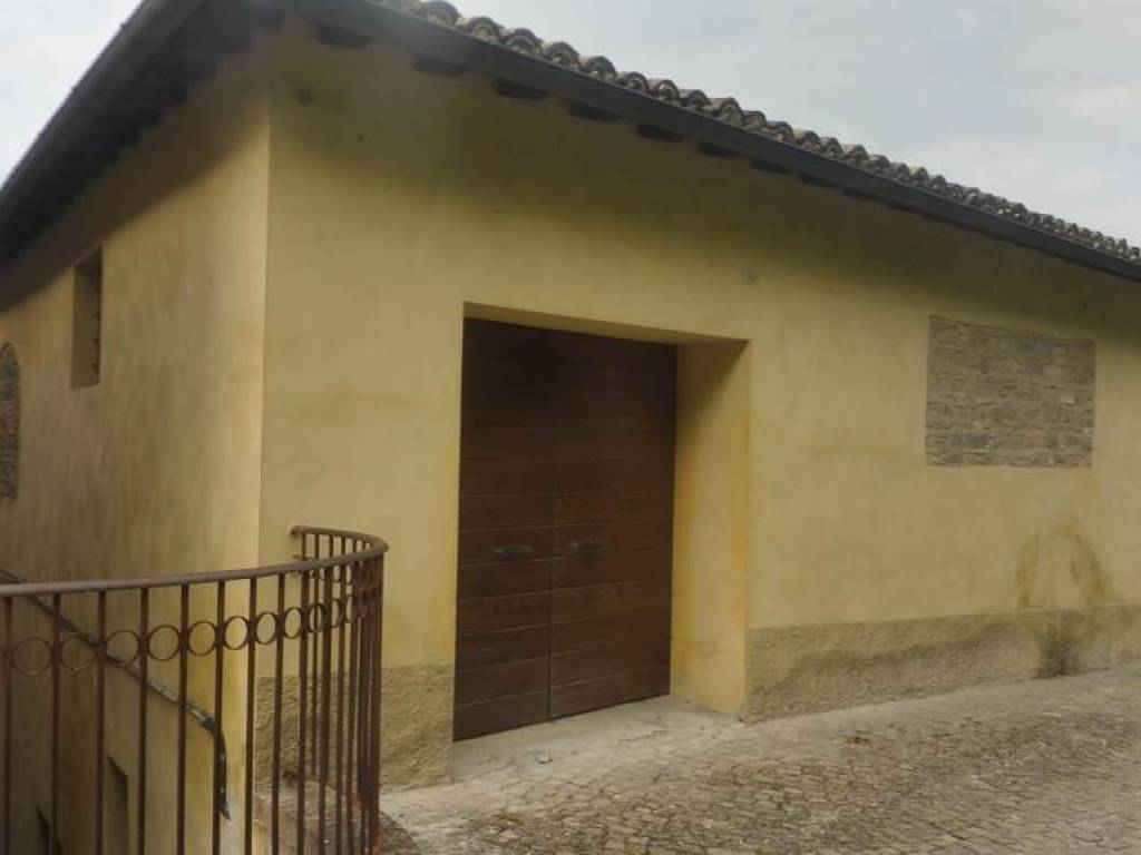 locale di sgombero in vendita a San Severino Marche