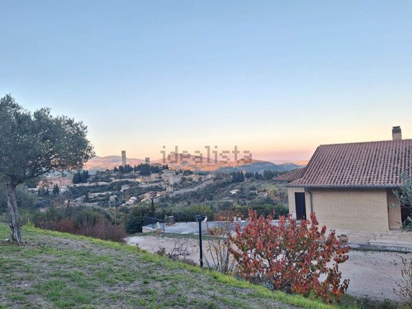 casa indipendente in vendita a San Severino Marche