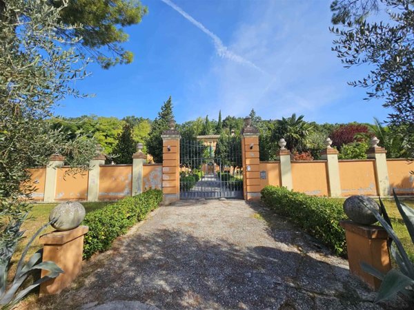 casa indipendente in vendita a San Severino Marche