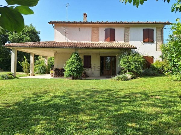 casa indipendente in vendita a San Severino Marche