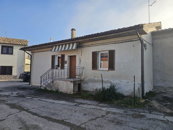 casa indipendente in vendita a San Severino Marche in zona Parolito