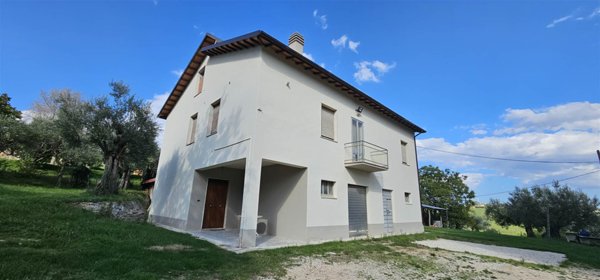casa indipendente in vendita a San Severino Marche