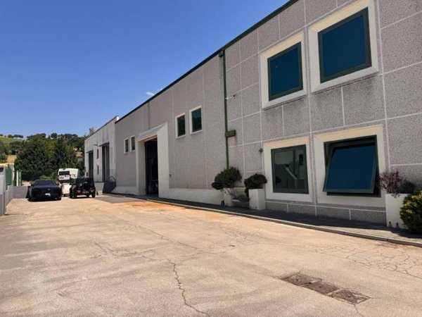 locale commerciale in vendita a San Severino Marche in zona Taccoli